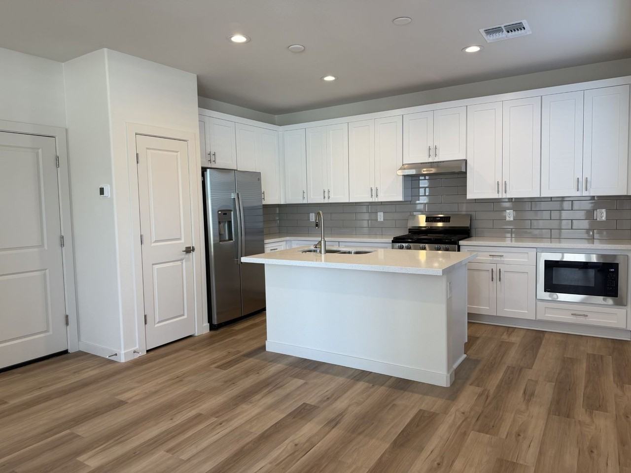 640 West Laredo Street - Photo 2 of 23