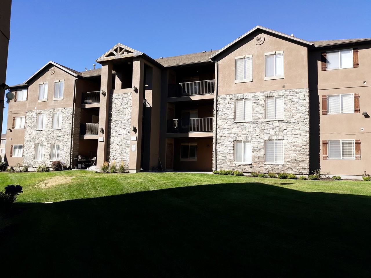 3569 E Rock Creek Rd #G4 - Photo 2 of 17