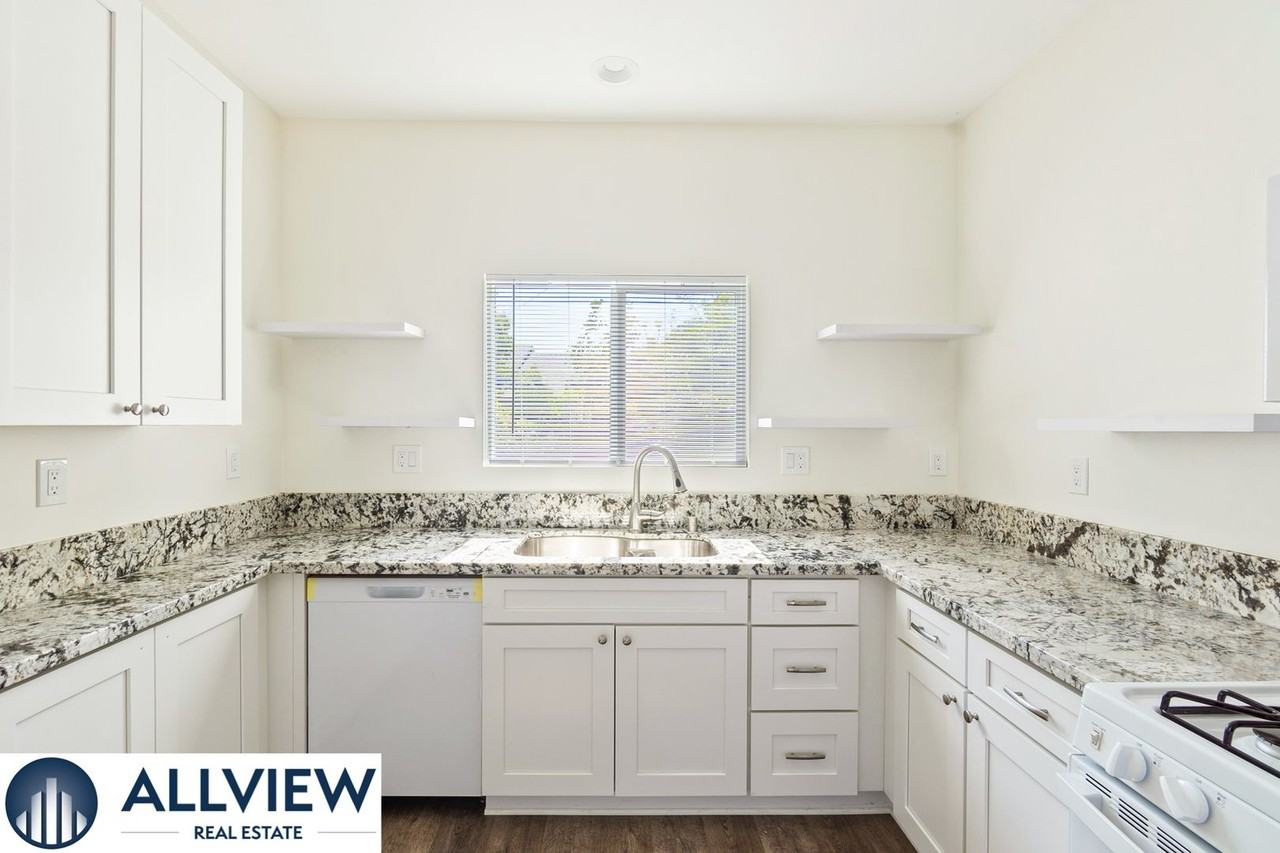 629 S Lemon St - Photo 7 of 17