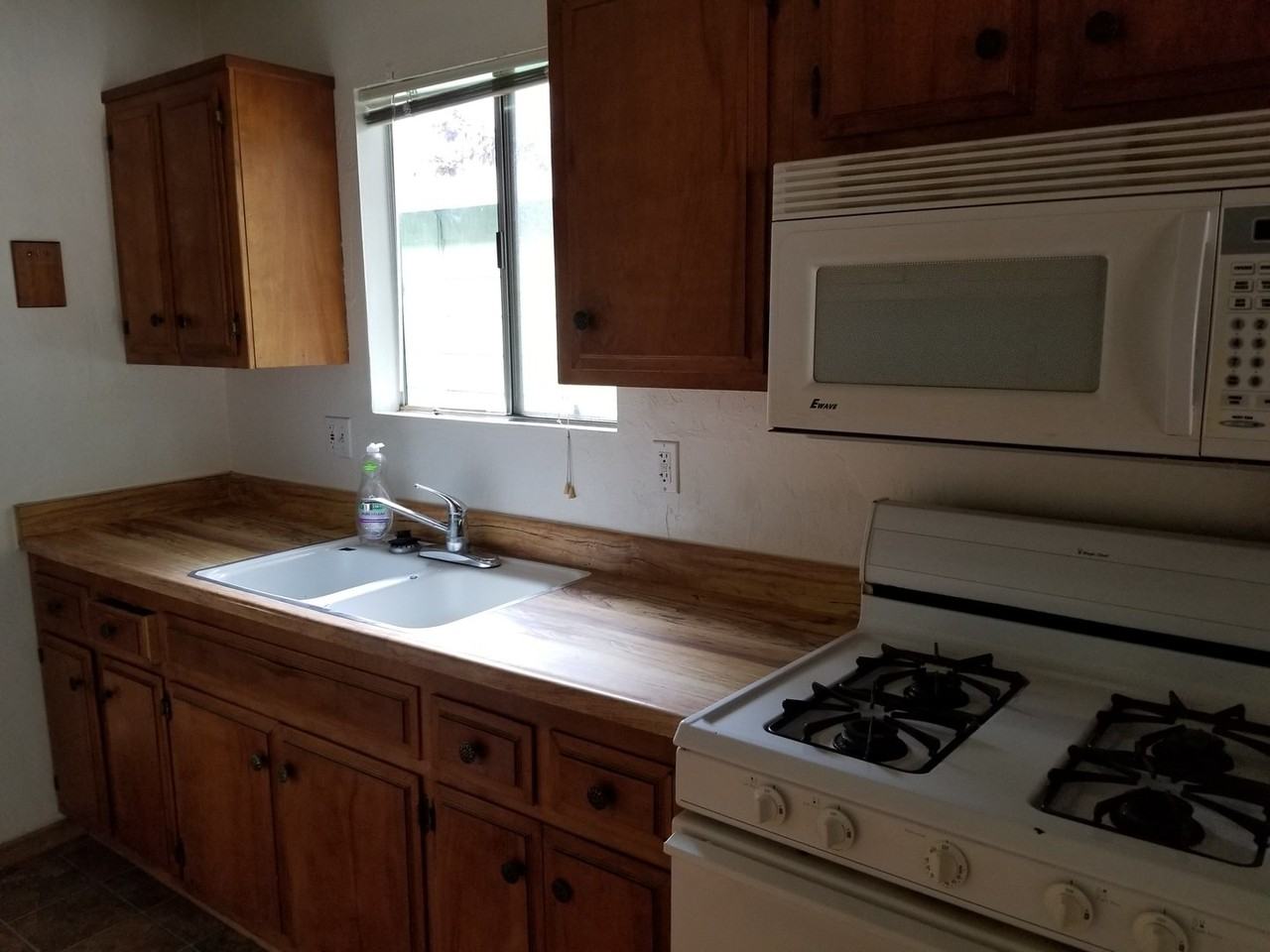 1008 Sierra Ave - Photo 4 of 9