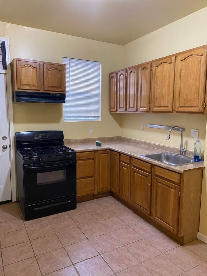 2126 W Baltimore St - Photo 5 of 14