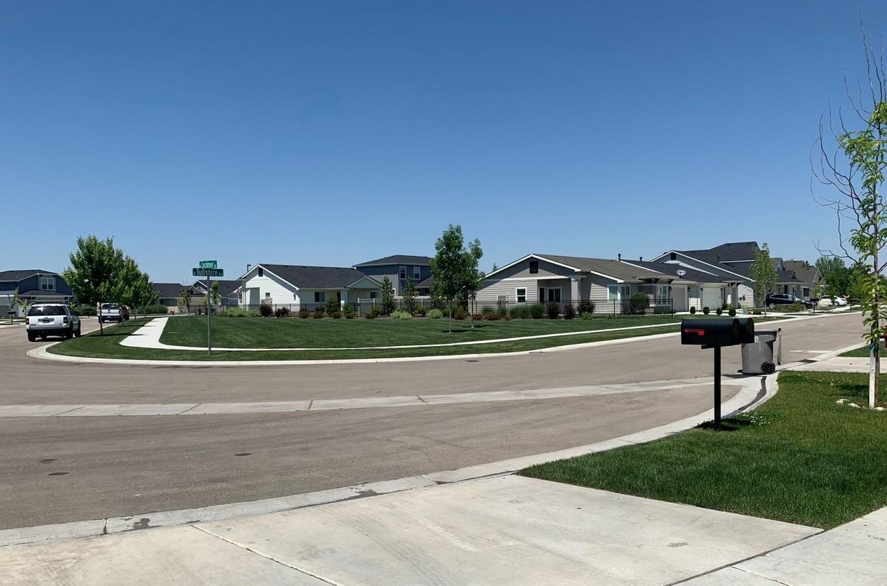 260 N Tullshire Ave - Photo 3 of 29