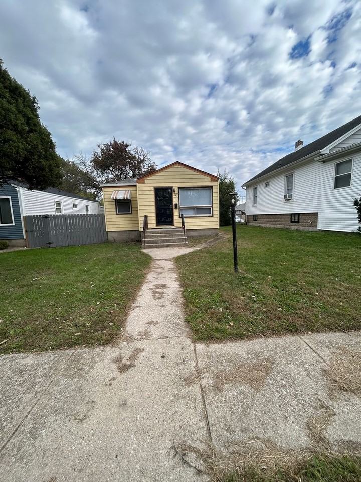 453 Hovey St - Photo 2 of 19