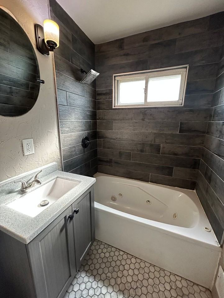 453 Hovey St - Photo 6 of 19