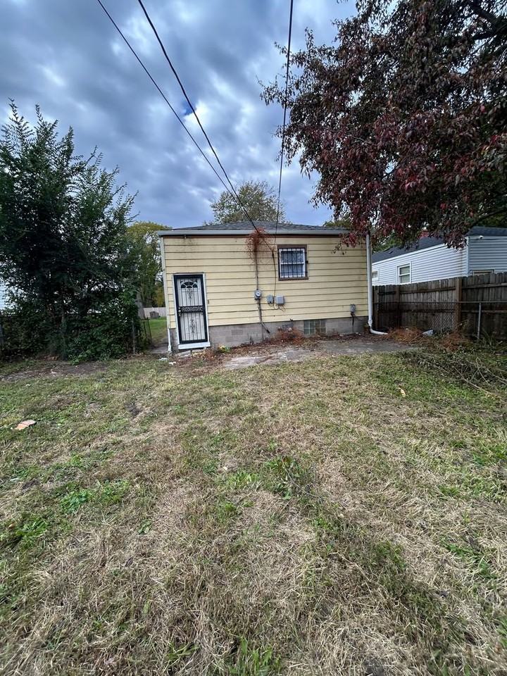 453 Hovey St - Photo 4 of 19