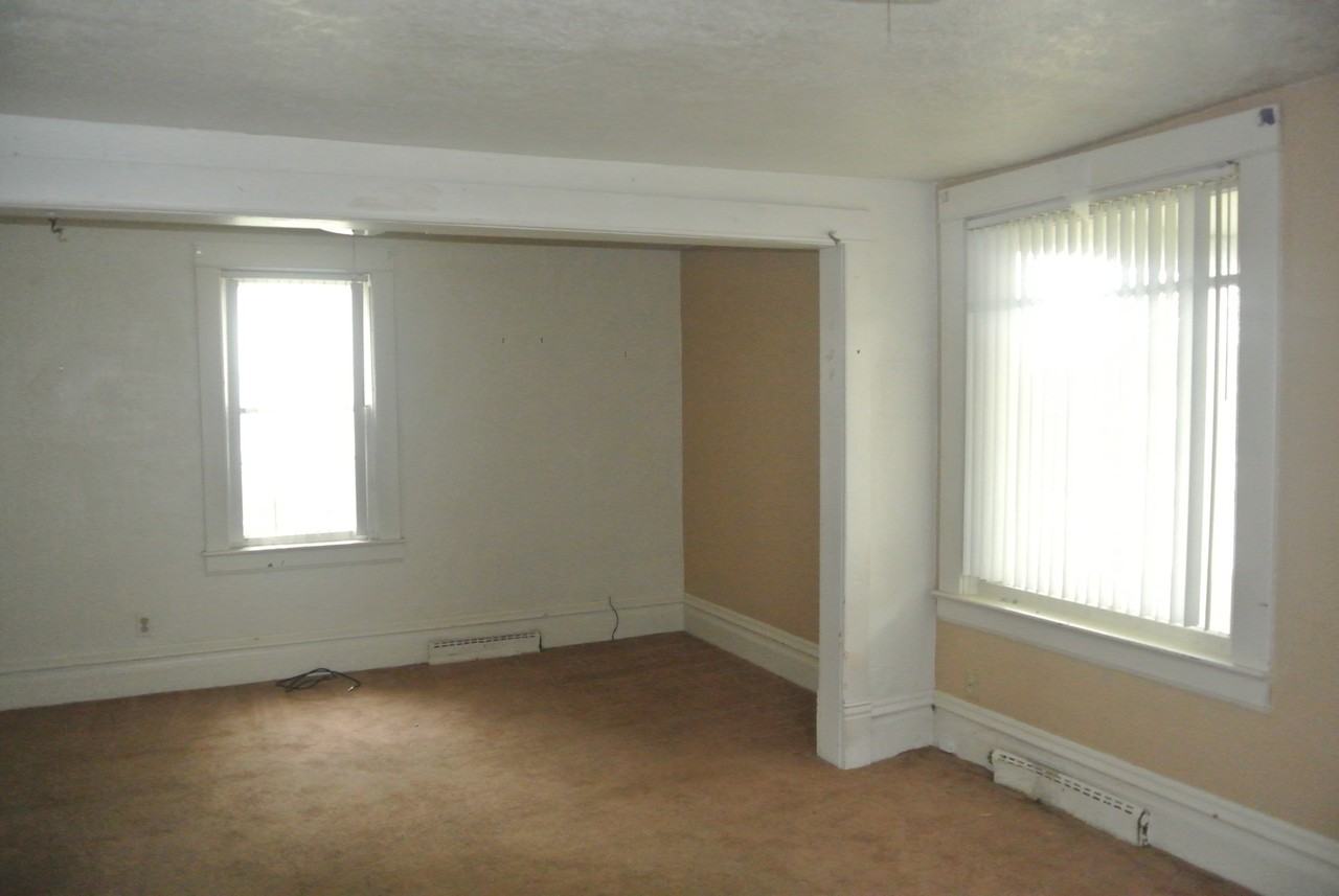 706 Valley St - Photo 4 of 11