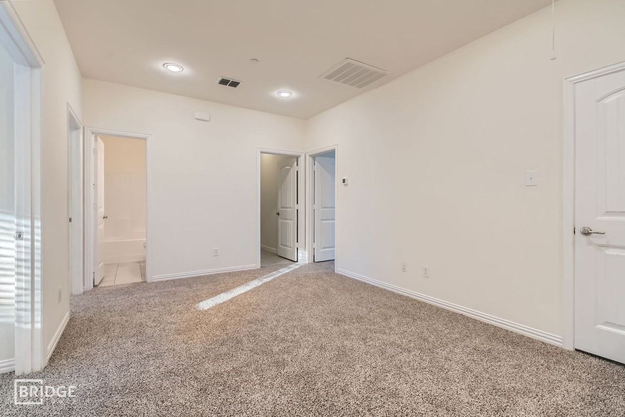 1340 Lakecrest Lane - Photo 3 of 29