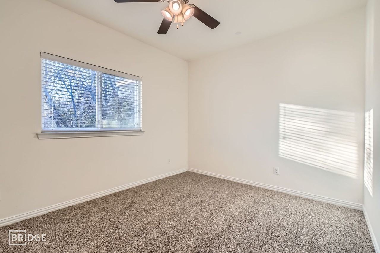 1340 Lakecrest Lane - Photo 5 of 29