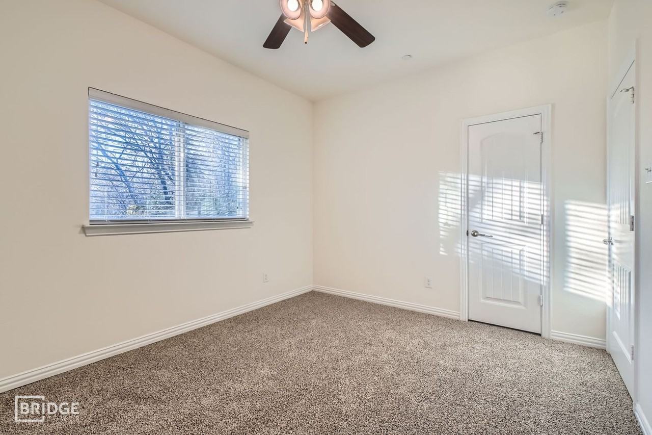 1340 Lakecrest Lane - Photo 6 of 29