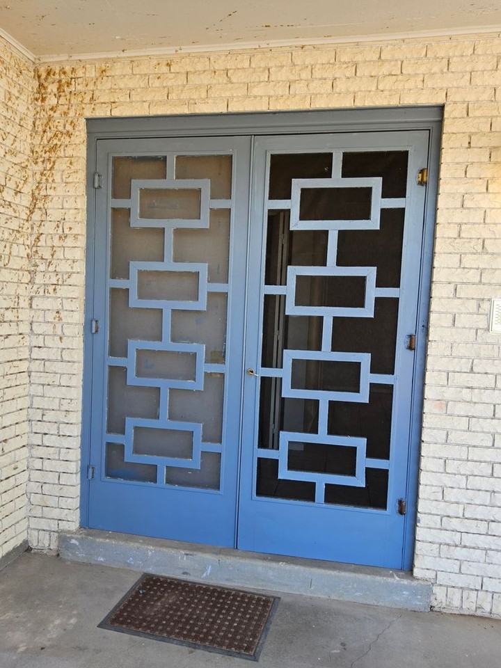 2535 Desert Dr - Photo 2 of 28