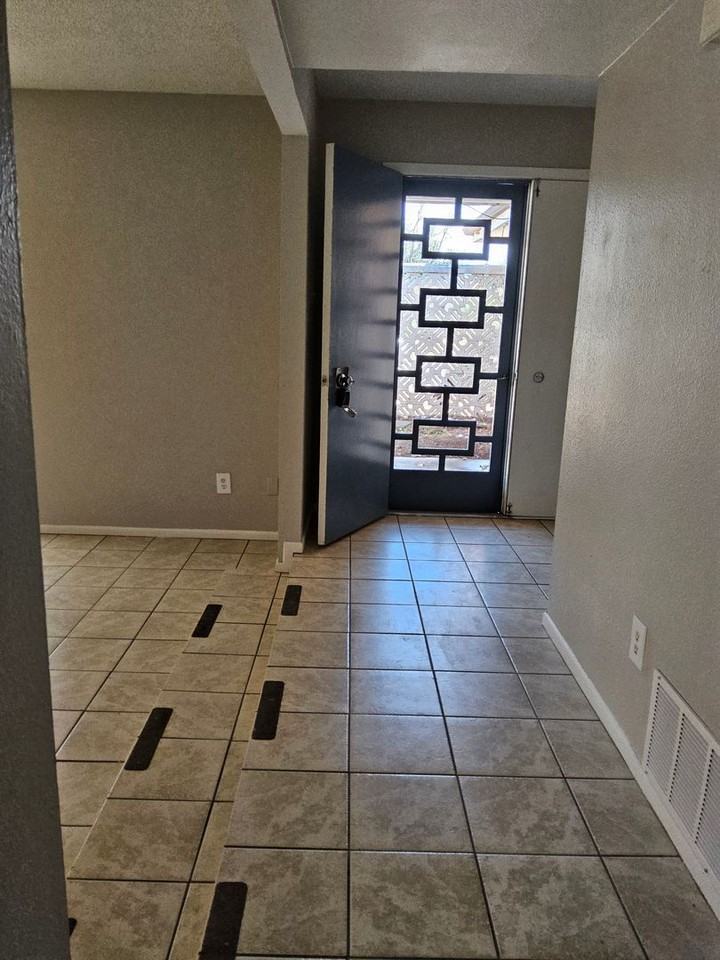 2535 Desert Dr - Photo 3 of 28