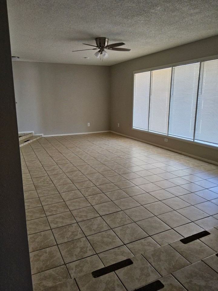 2535 Desert Dr - Photo 4 of 28