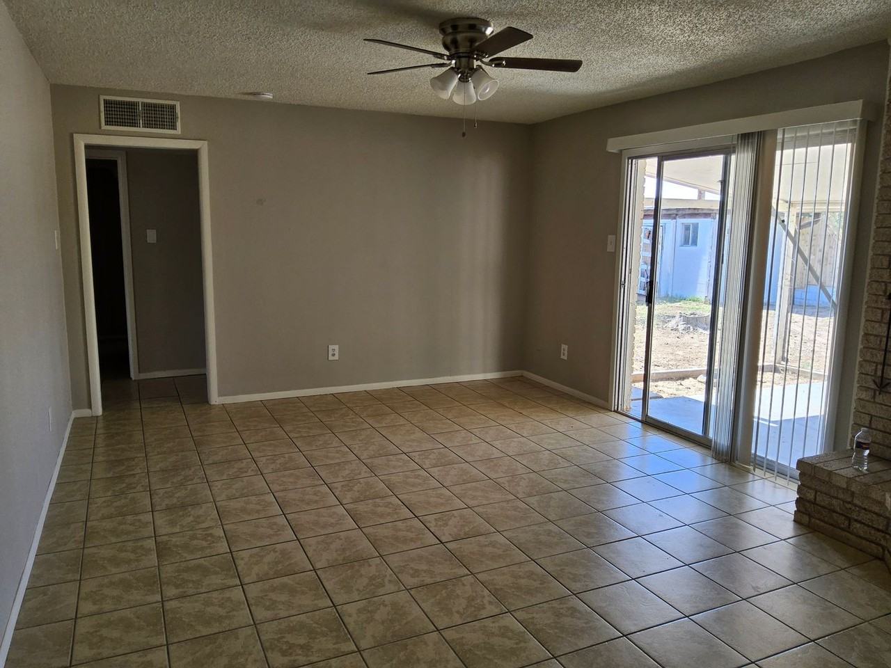 2535 Desert Dr - Photo 7 of 28