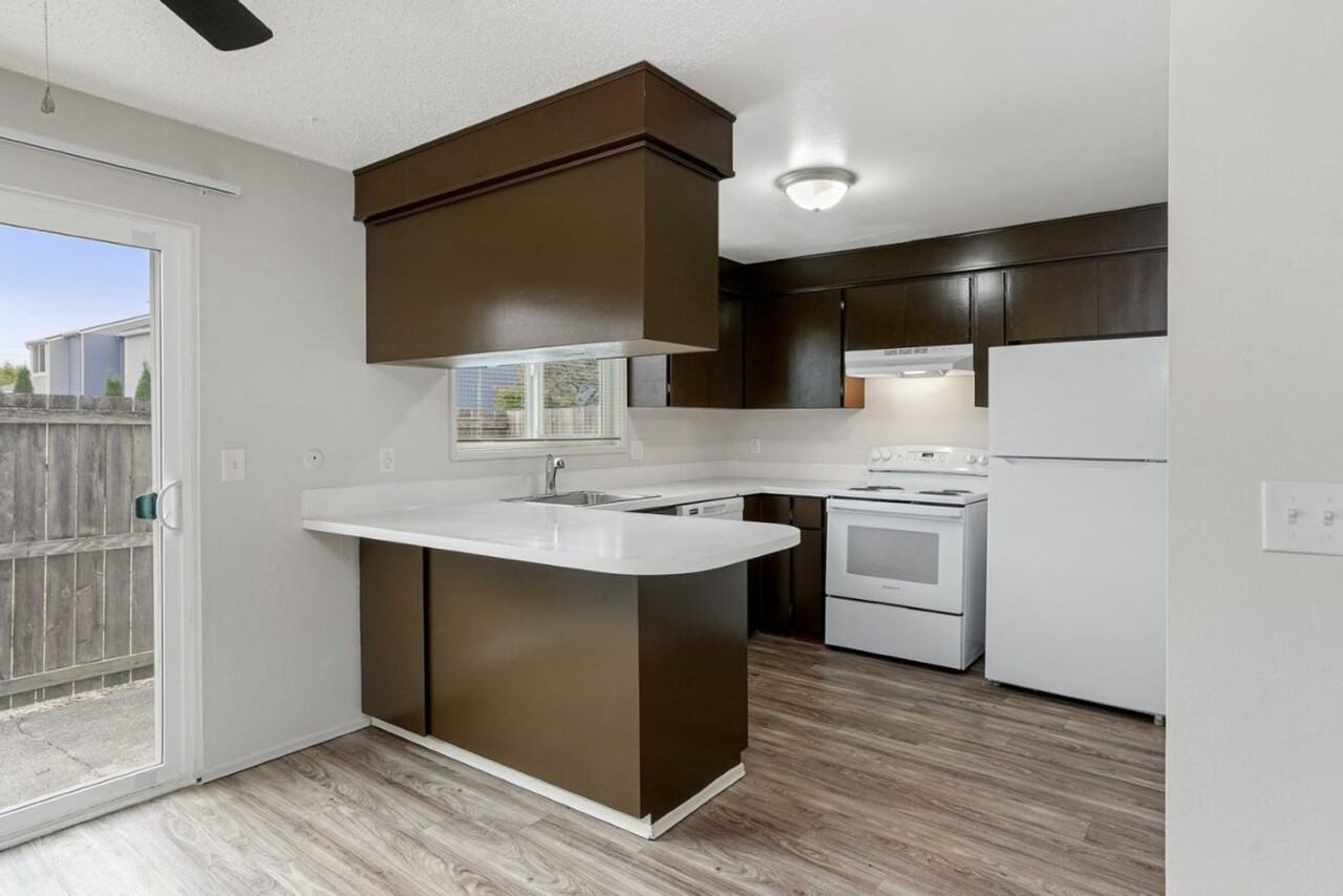 073-Lebanaire Apartments - Photo 3 of 25