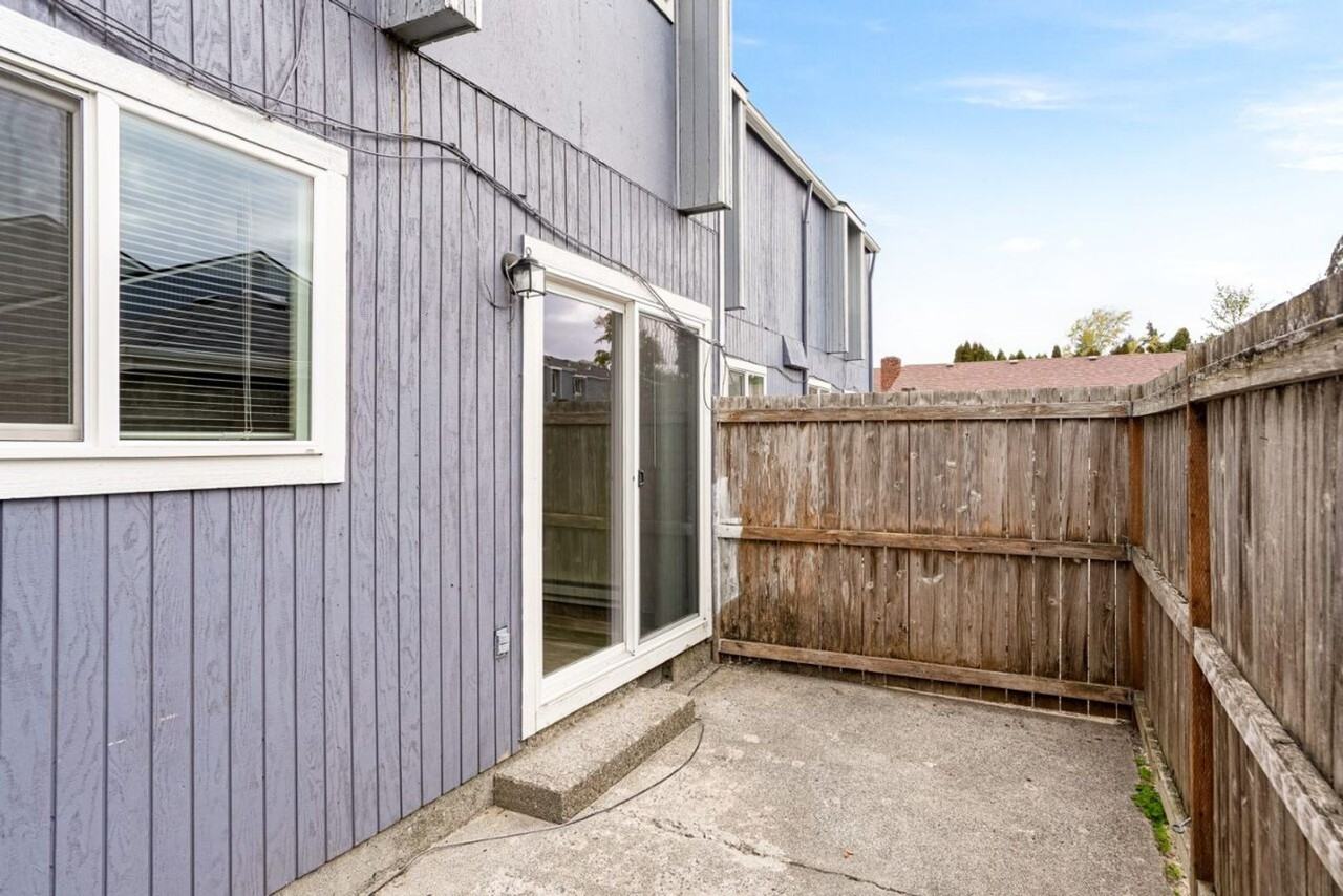 073-Lebanaire Apartments - Photo 4 of 25
