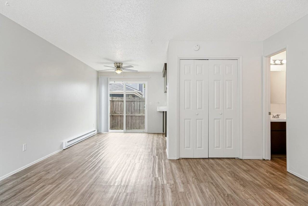 073-Lebanaire Apartments - Photo 5 of 25