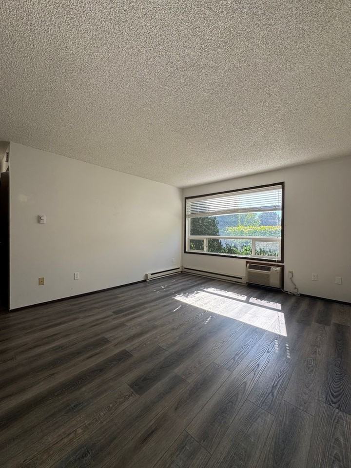 1204 N B St - Photo 5 of 30