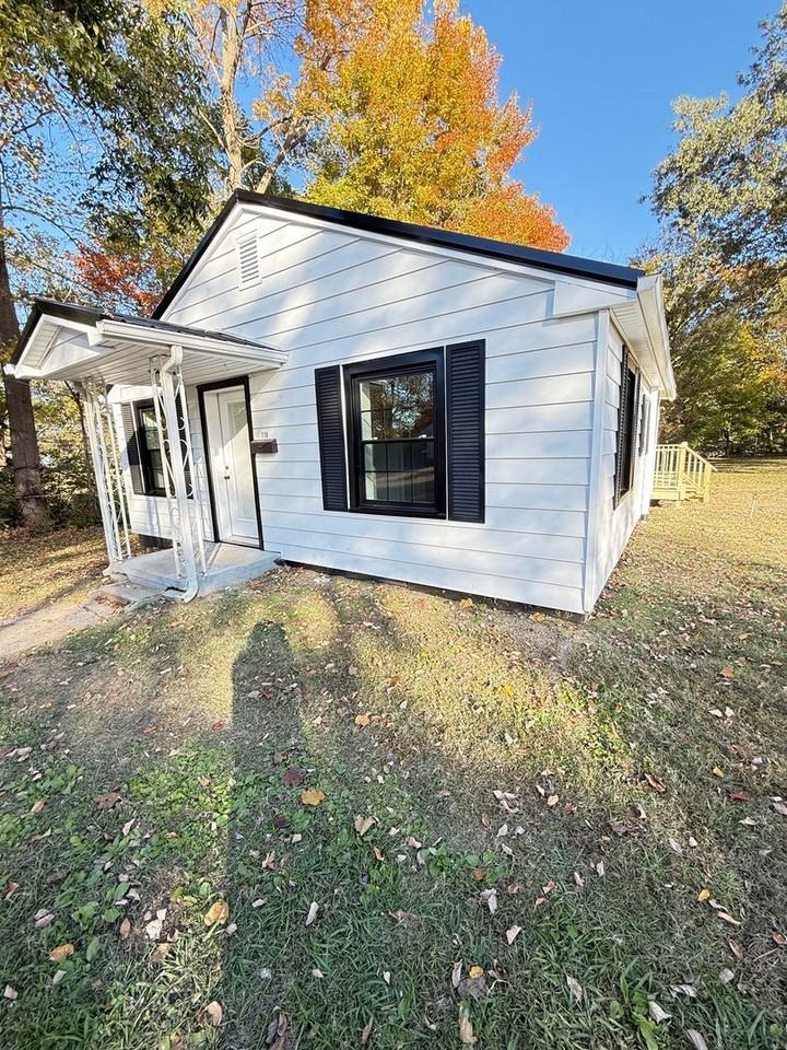 110 Meek St - Photo 3 of 12