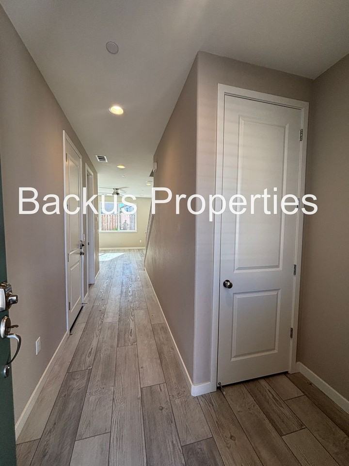 555 Sparrow St - Photo 2 of 26