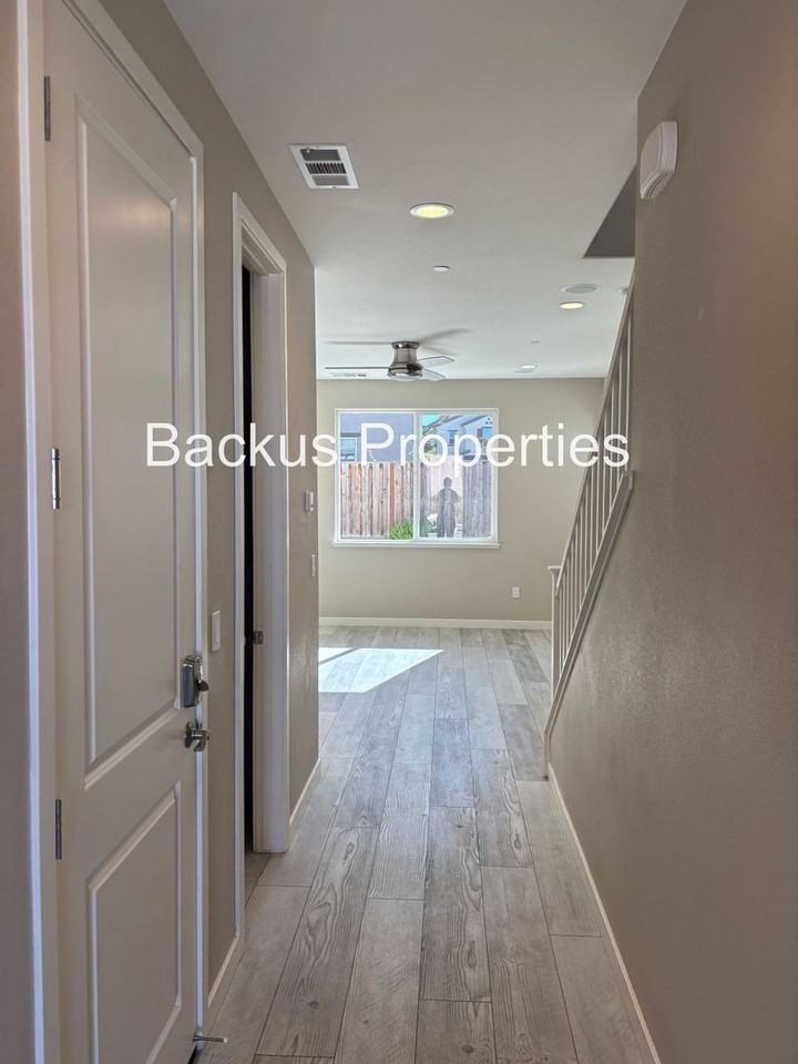 555 Sparrow St - Photo 3 of 26