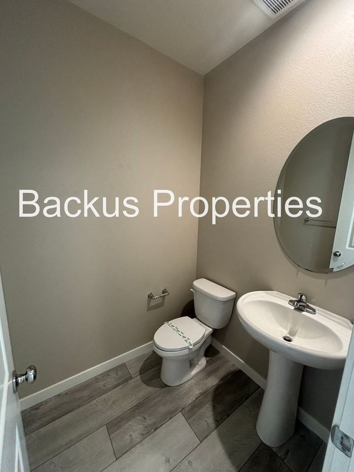 555 Sparrow St - Photo 4 of 26