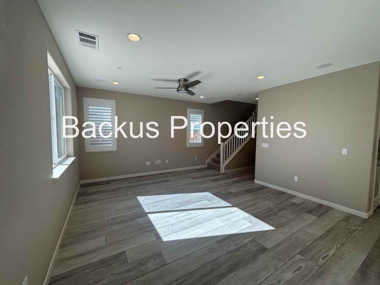 555 Sparrow St - Photo 5 of 26