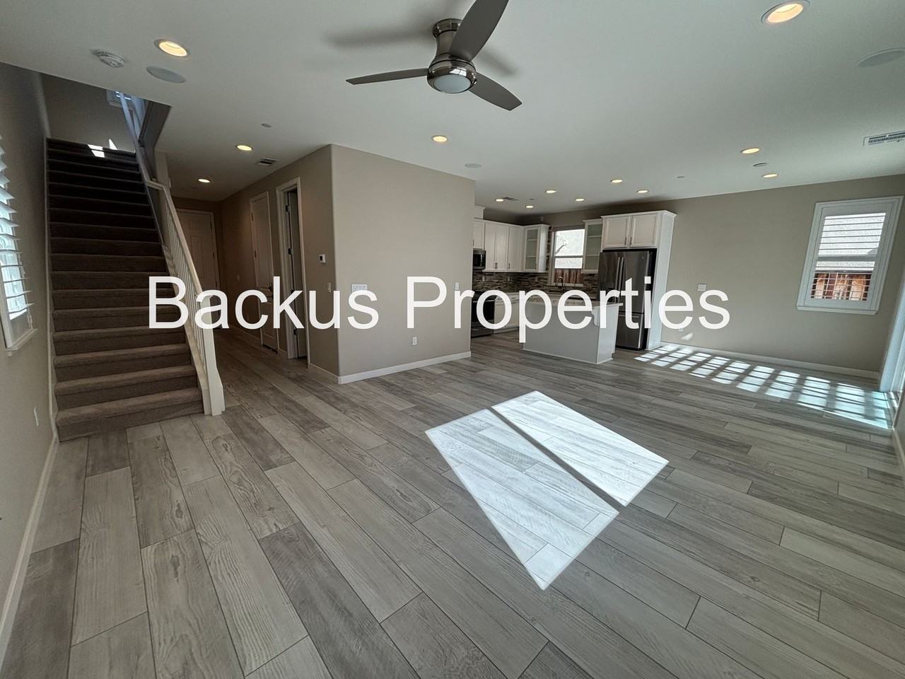 555 Sparrow St - Photo 6 of 26