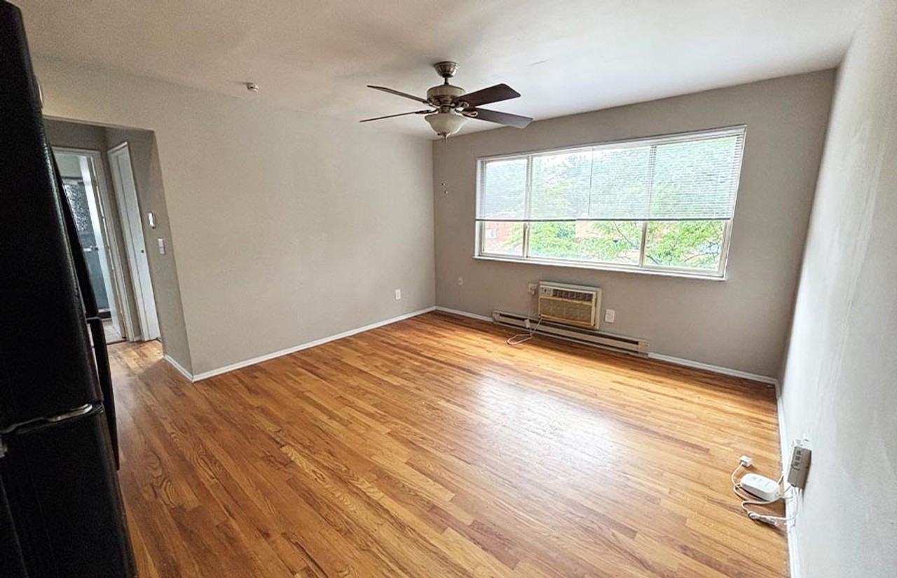 Lowell 558 - Photo 2 of 18