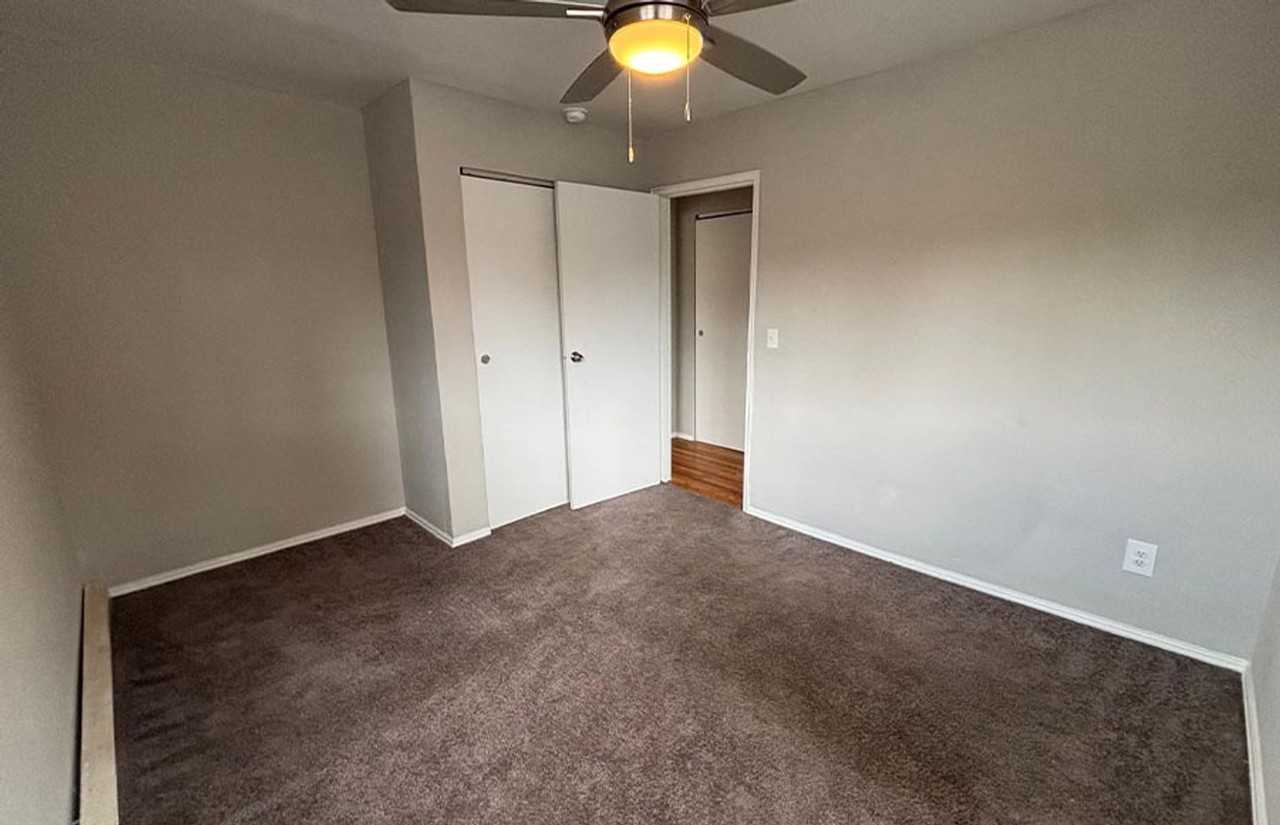 Lowell 558 - Photo 4 of 18