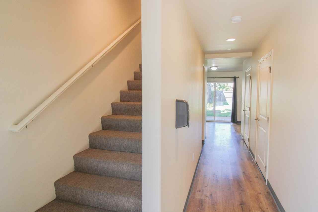 223 North School Street - Photo 4 of 23