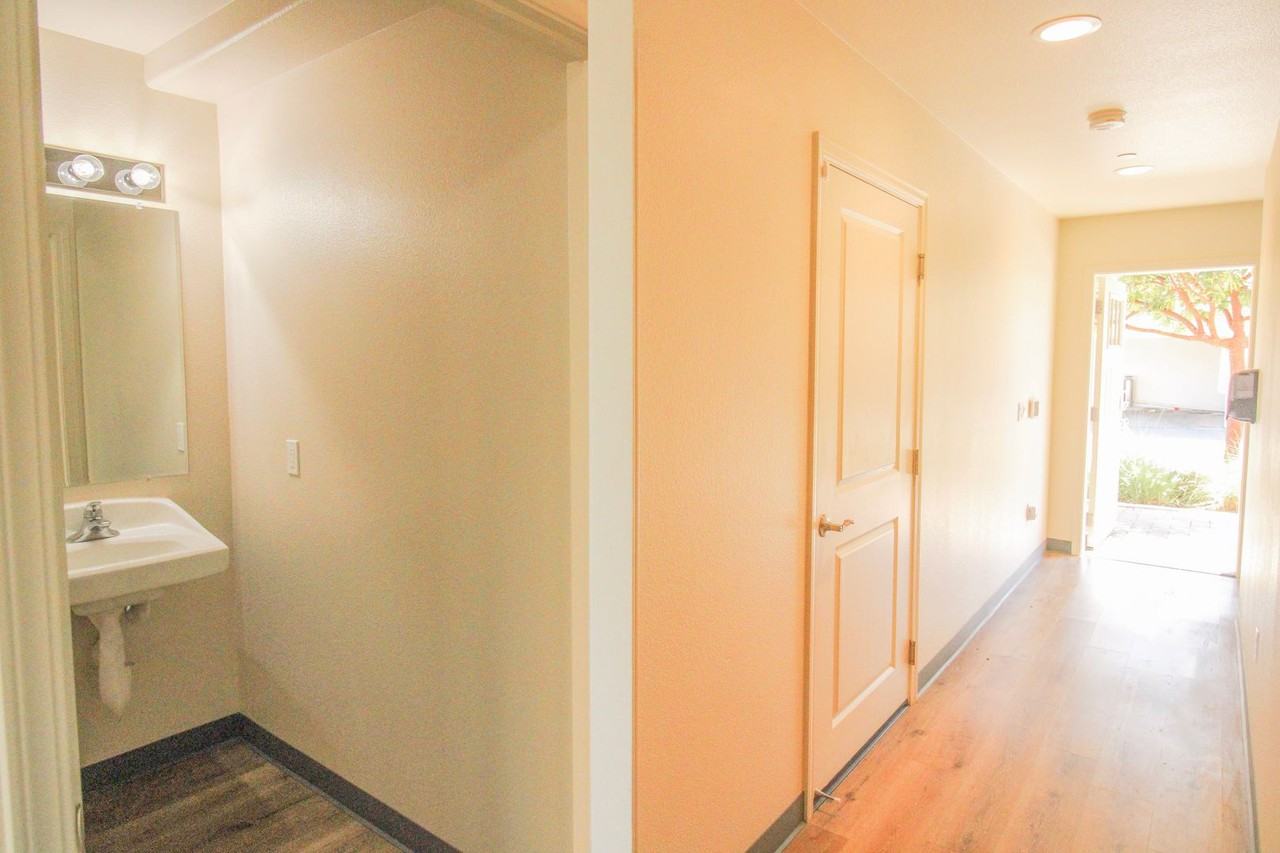 223 North School Street - Photo 5 of 23