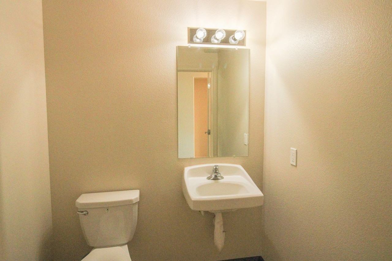 223 North School Street - Photo 6 of 23