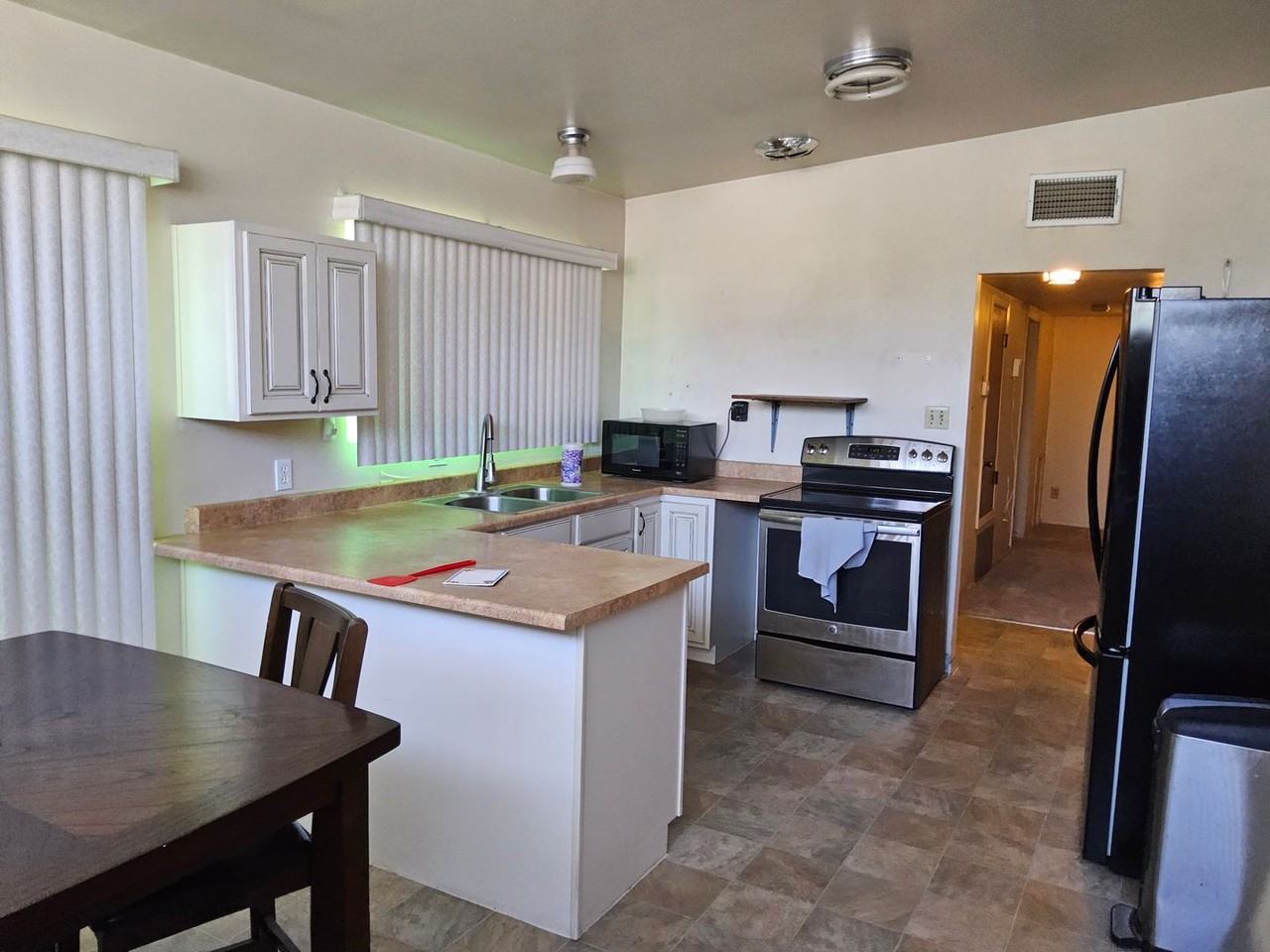 2235 Margaret St - Photo 4 of 16