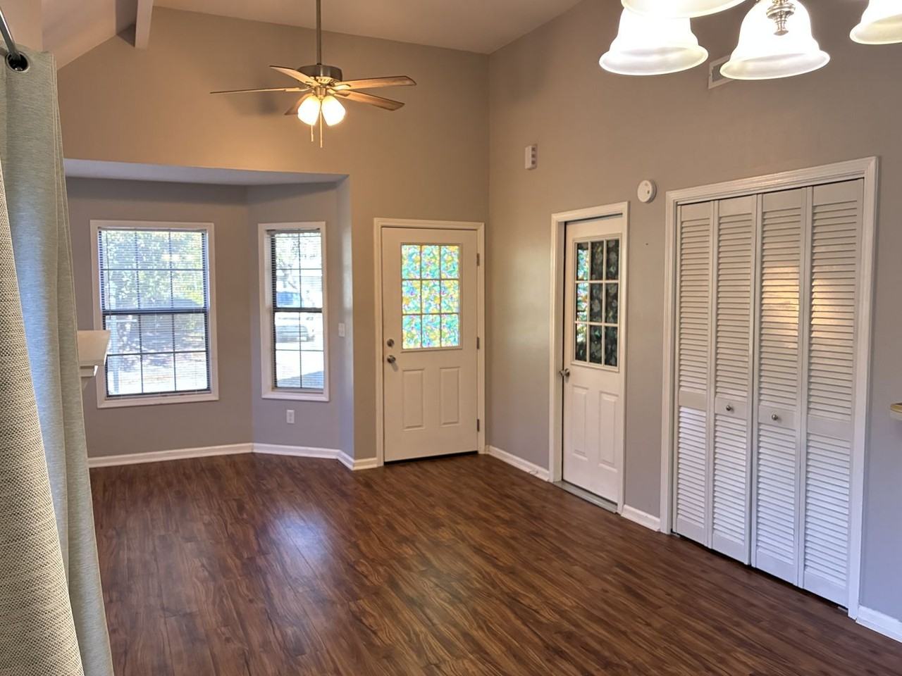 1081 Valley Dr - Photo 4 of 28