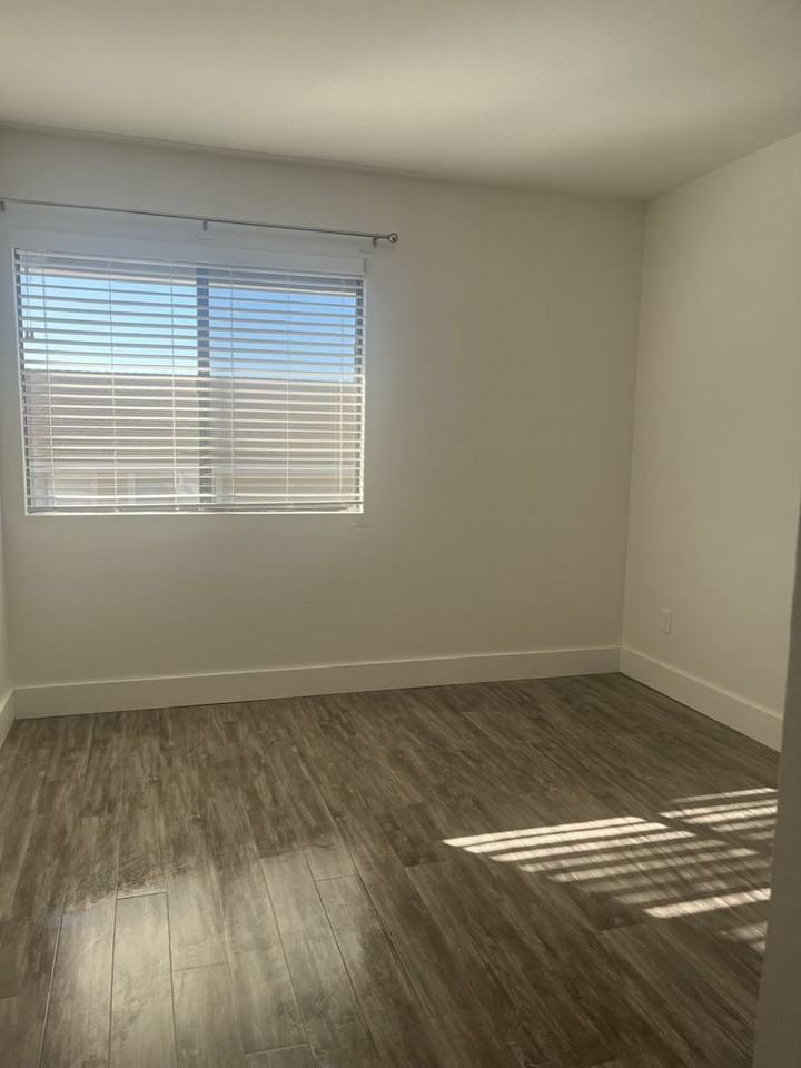 1181 Sumner Place #B - Photo 5 of 6