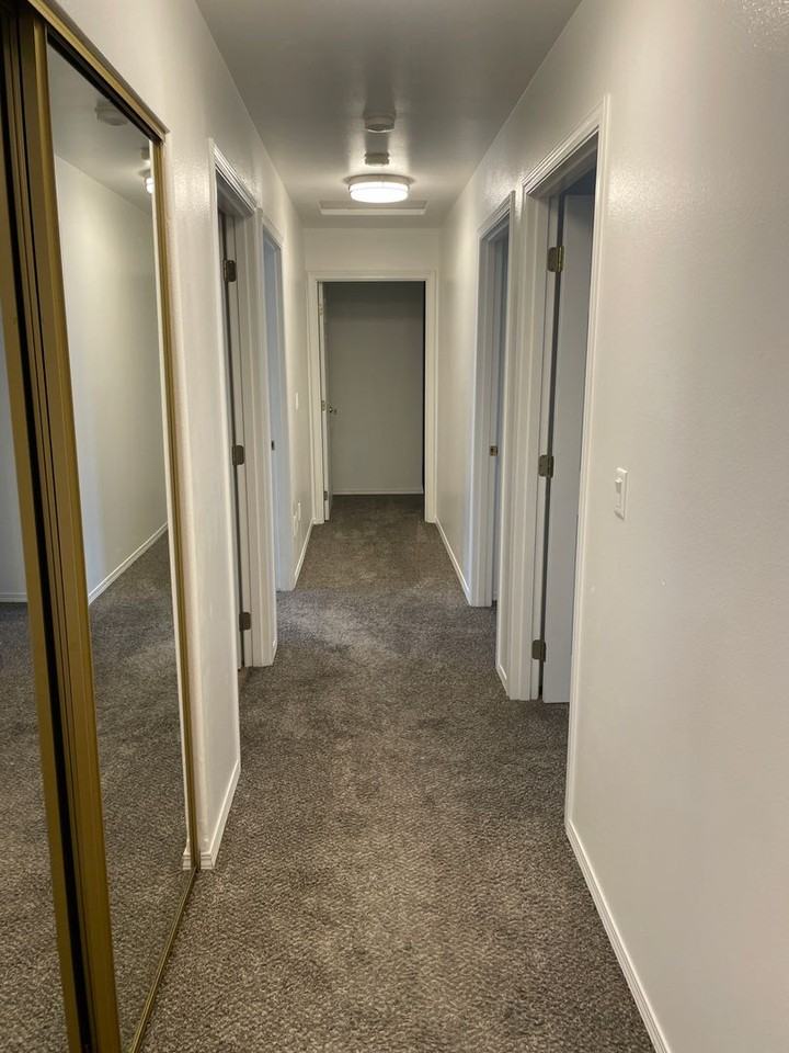 1056 Edgewater Ln - Photo 4 of 21