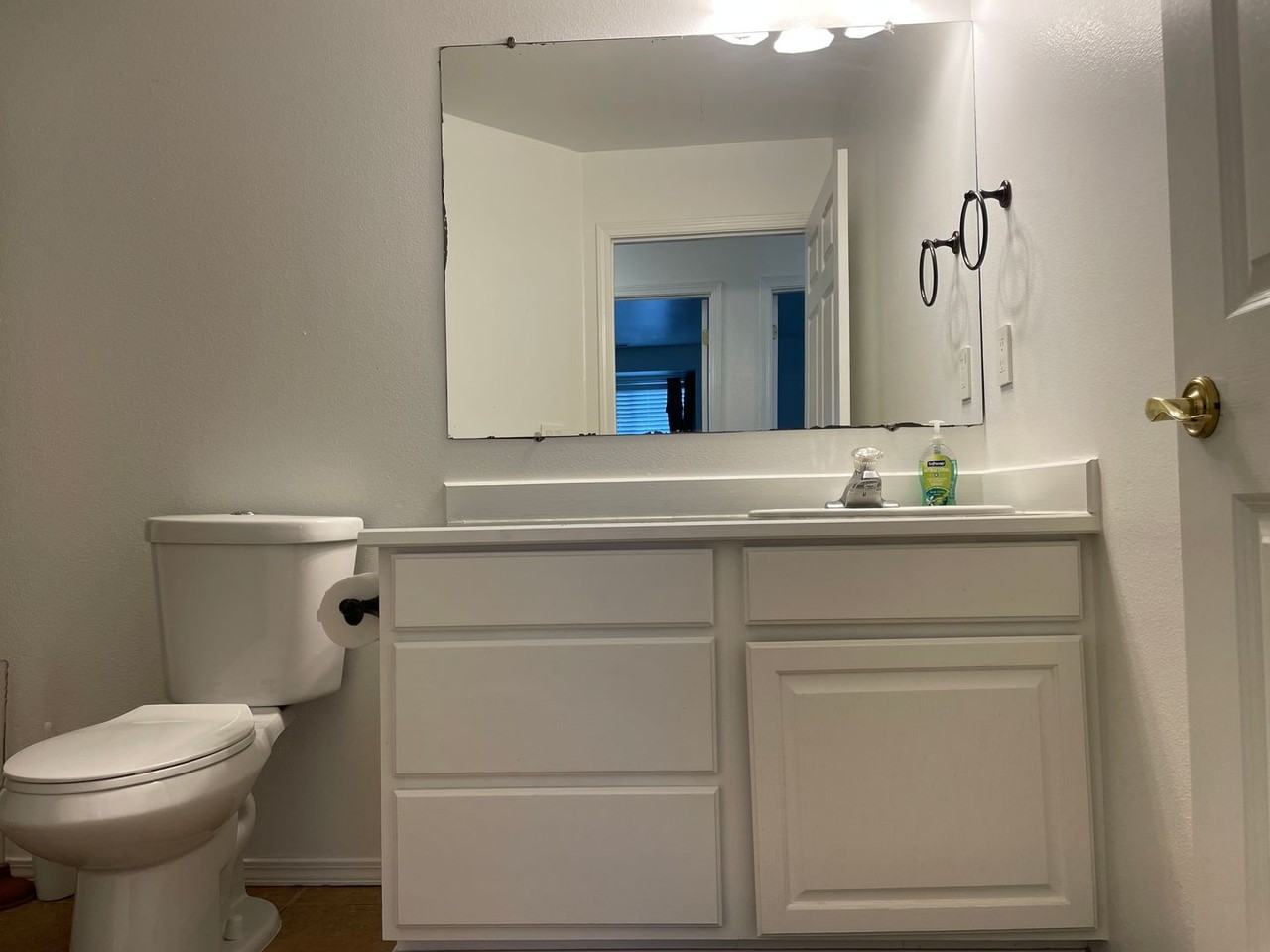 1056 Edgewater Ln - Photo 5 of 21