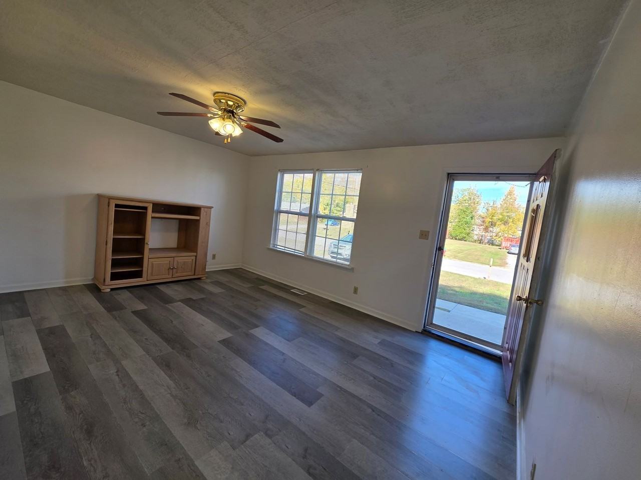 386 Elaine Drive - Photo 3 of 21