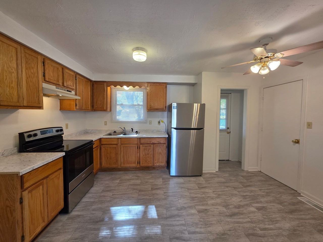 386 Elaine Drive - Photo 4 of 21