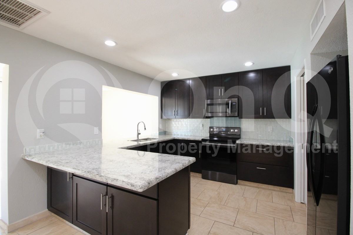 967 W La Jolla Dr - Photo 6 of 33