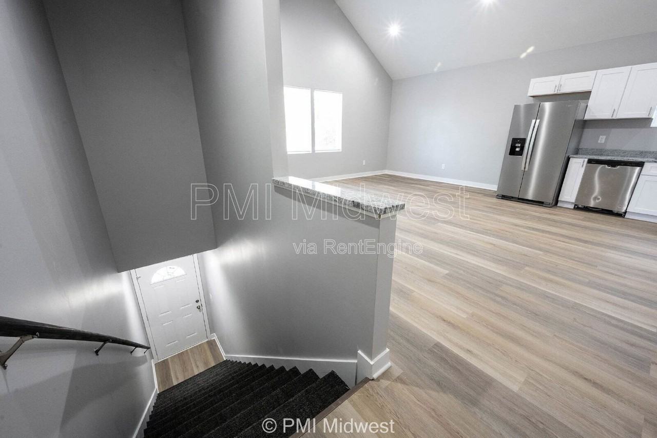 1843 N Dexter St #B - Photo 2 of 17