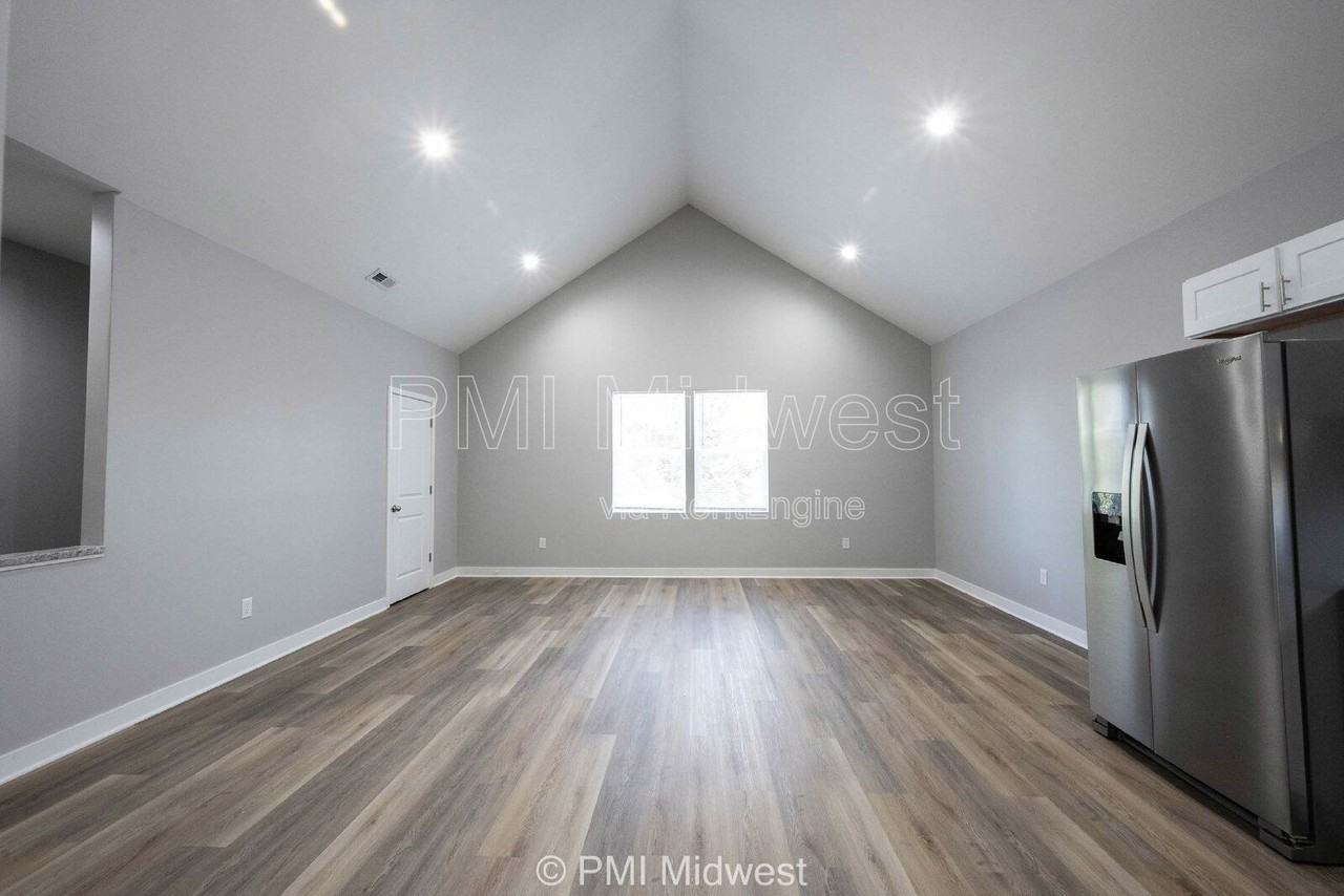 1843 N Dexter St #B - Photo 3 of 17