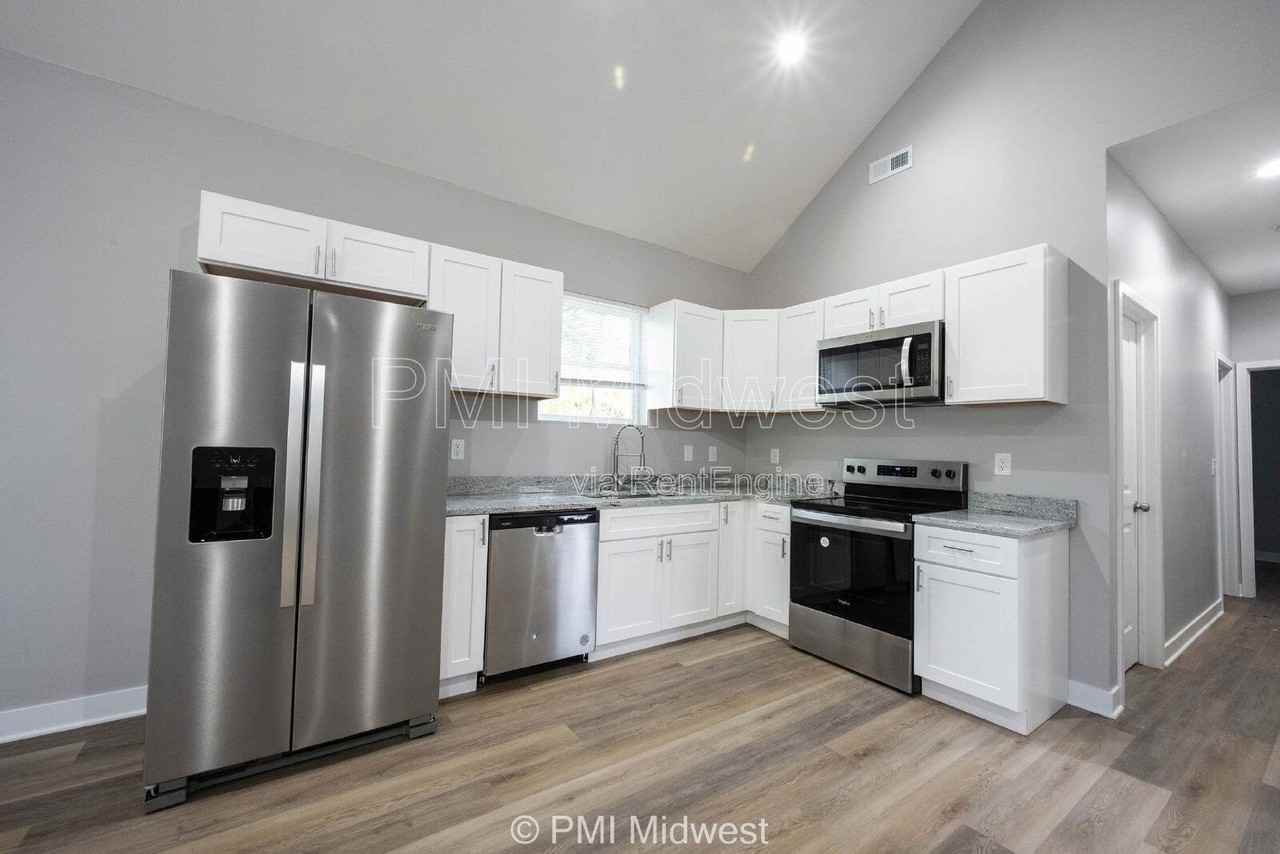 1843 N Dexter St #B - Photo 6 of 17