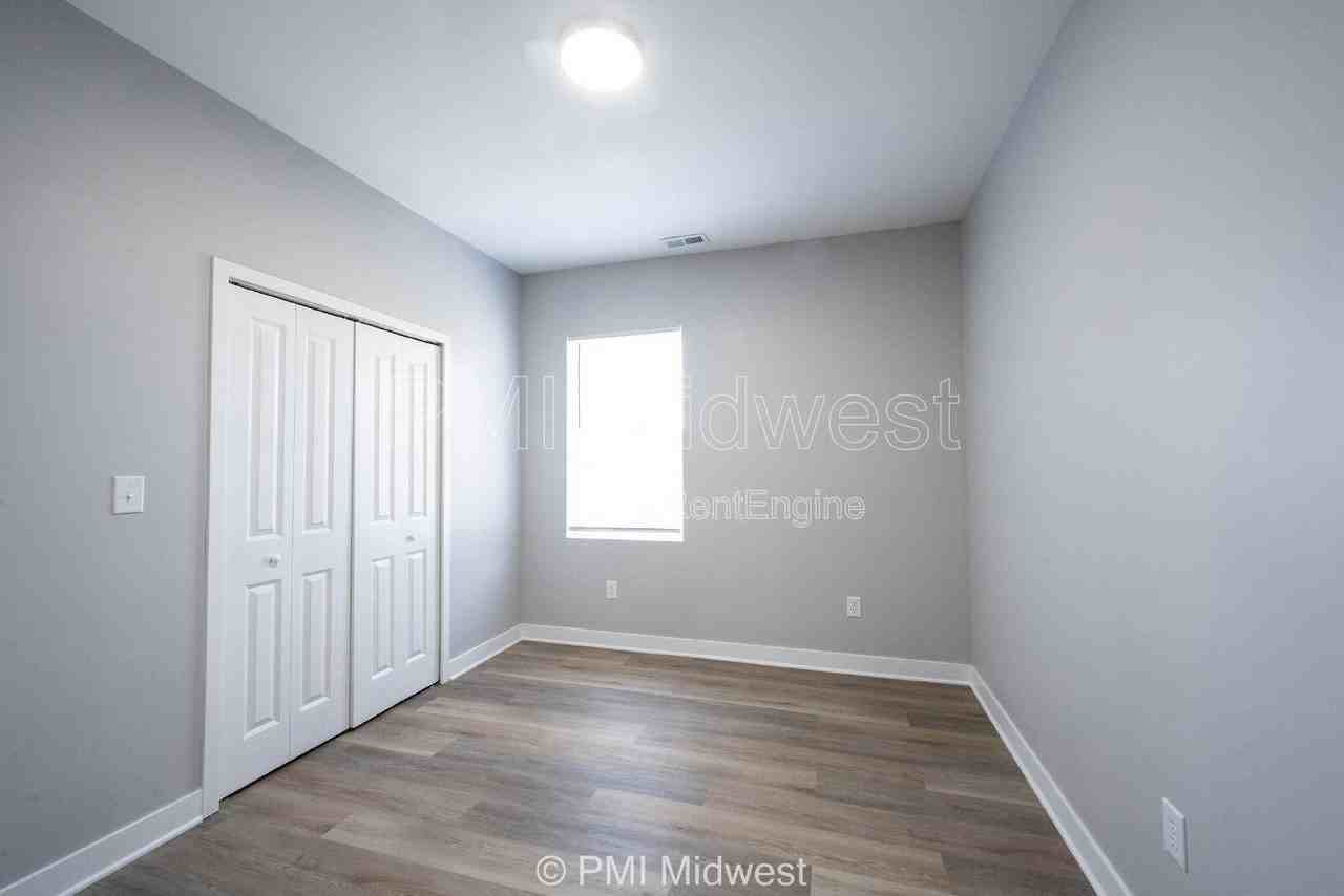 1843 N Dexter St #B - Photo 7 of 17