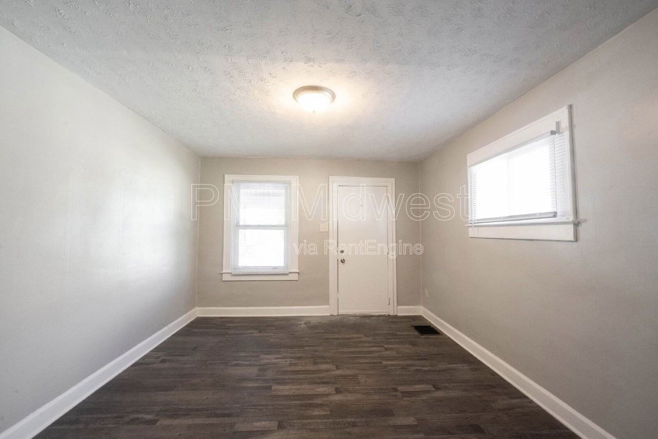 915 N Drexel Ave - Photo 2 of 14