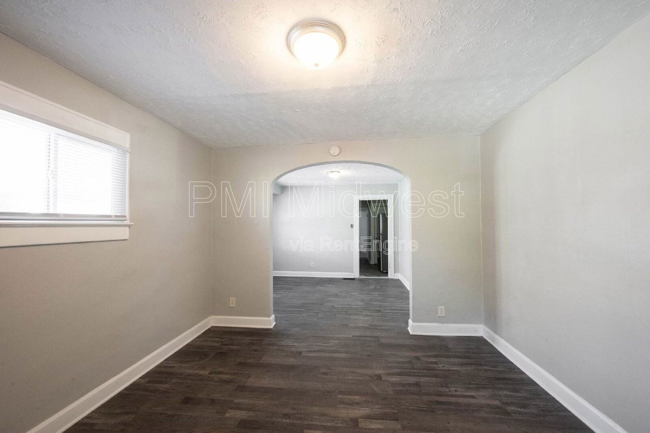 915 N Drexel Ave - Photo 3 of 14