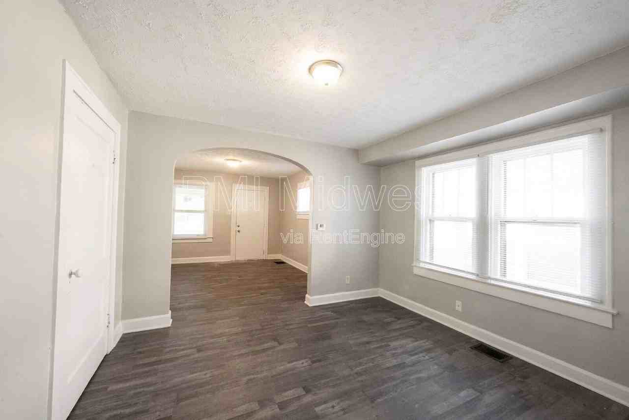 915 N Drexel Ave - Photo 4 of 14