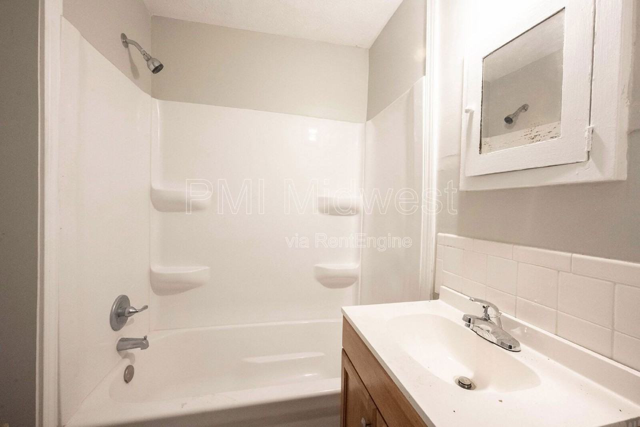 915 N Drexel Ave - Photo 7 of 14