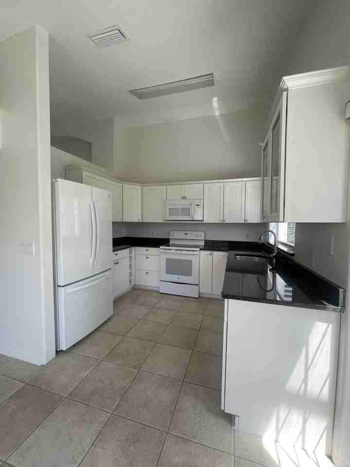 1514 N Daytona Ave - Photo 2 of 9