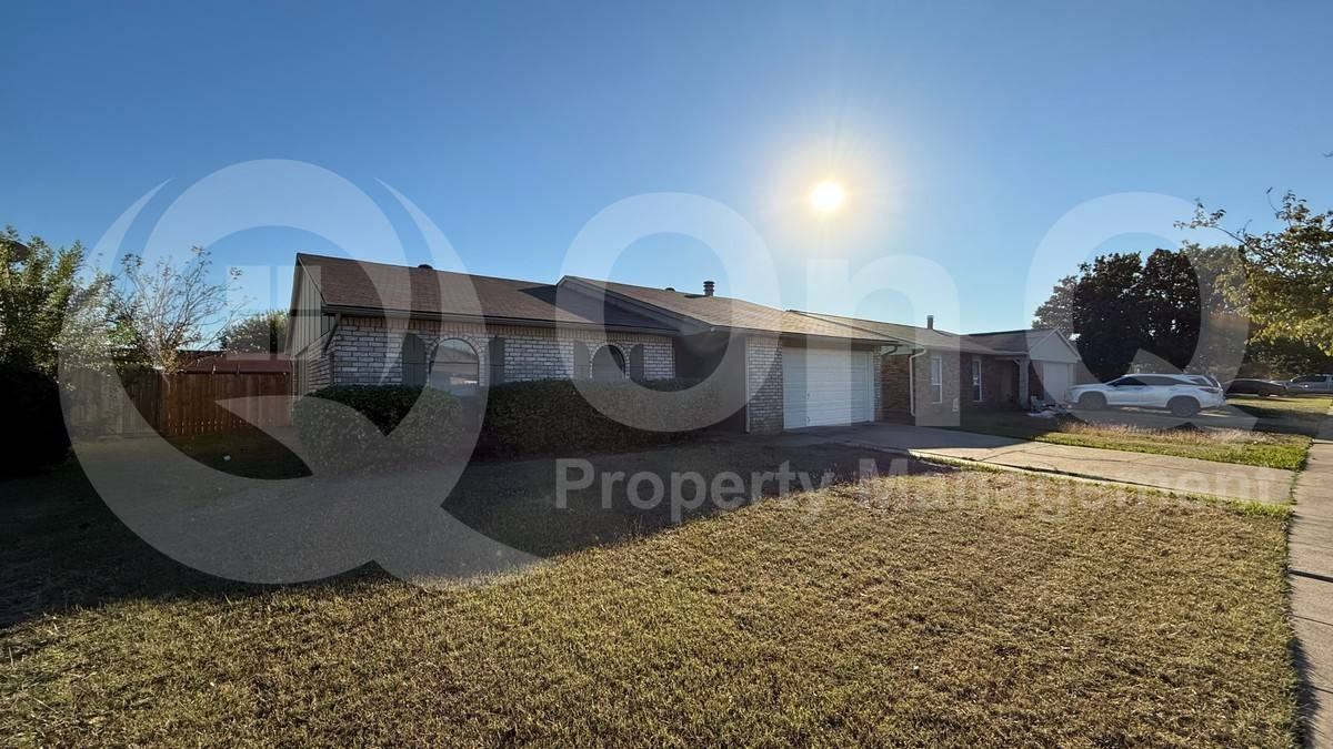 5620 Pearce St - Photo 3 of 10